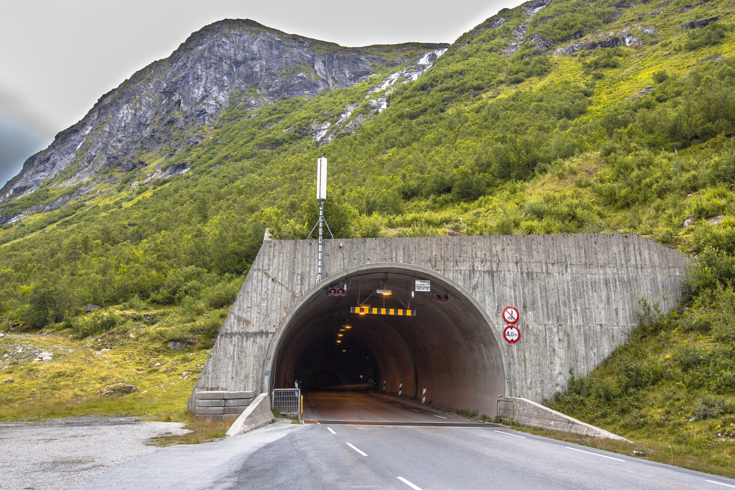 Skumtech AS installs advanced tunnel waterproofing membranes to prevent water and frost damage.